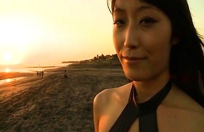 Shiori Yuzuki Asian shows hot behind in thong and goes on beach