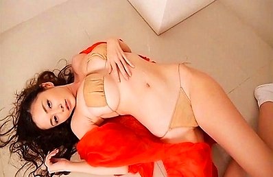 Anri Sugihara Asian geisha shows huge boobs in tiny bra on floor