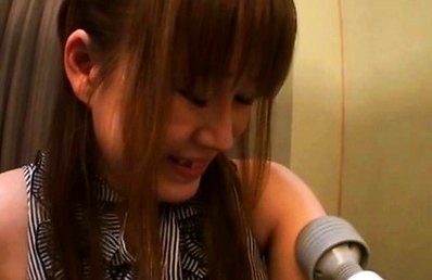 Japanese AV Model has hot body under vibrator and she loves it