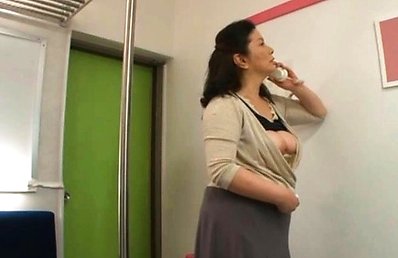 Chizuru Iwasaki chubby mature exposes boobs and is fondled in bus