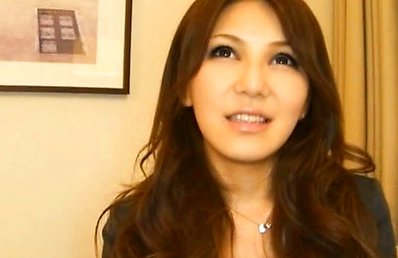 Mihono Tsukimoto lifts her blouse to expose her amazing tits