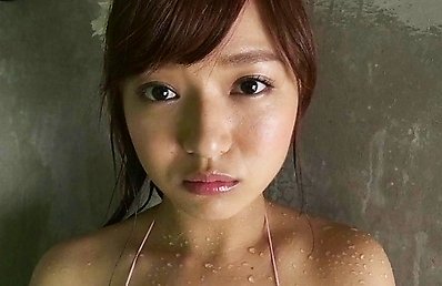 Mayumi Yamanaka with water drops on skin has shaved cunt in thong