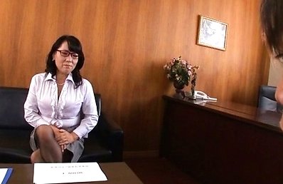 Emiko Ejima Asian office lady enjoys meeting with her horny boss