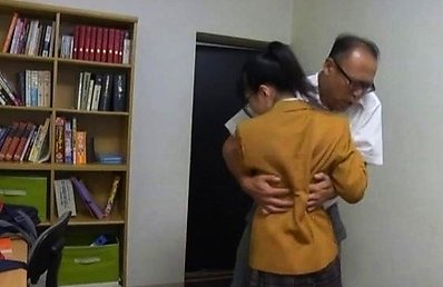 Amateur Asian doll fucks pussy with the tennis palette at toilet