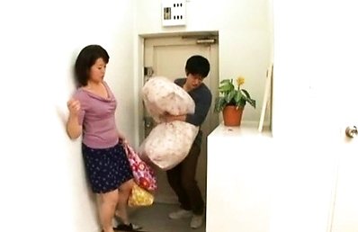 Chieko Oomura Asian fills her mouth with cum of delivery dude