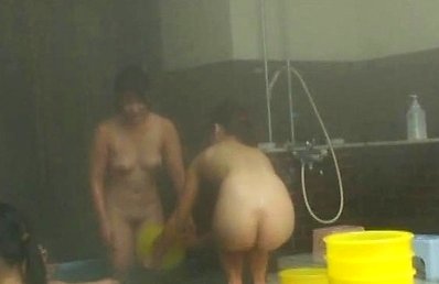 Amateur Asian and cupcakes undress and enjoy swimming at pool